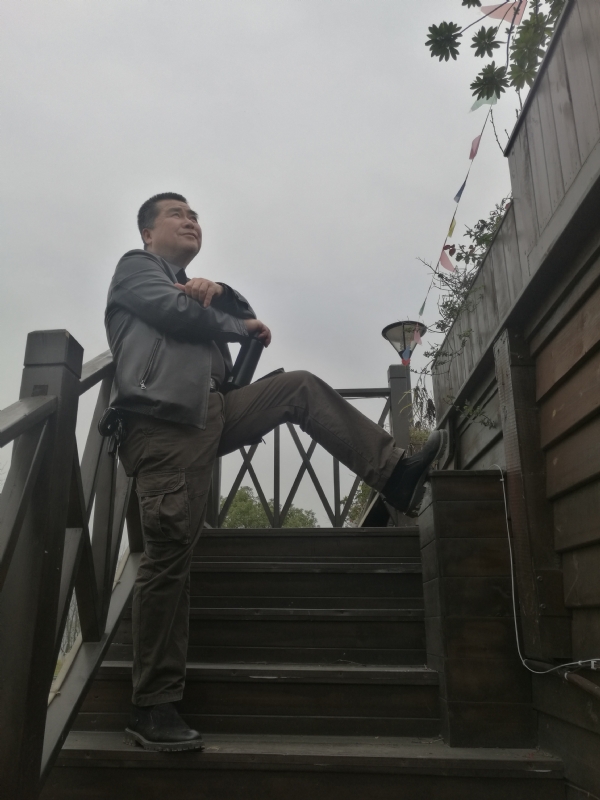 孤单背影的第一张照片--保定相亲服务中心