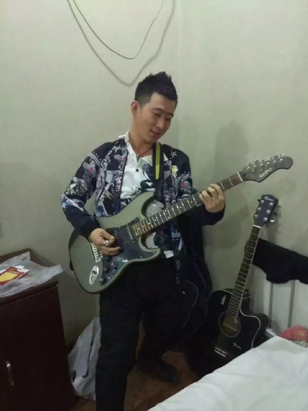 小吉他的第一张照片--保定相亲服务中心