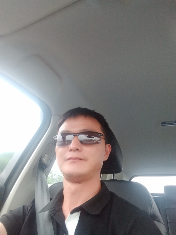 孤独的男人的第一张照片--保定相亲服务中心